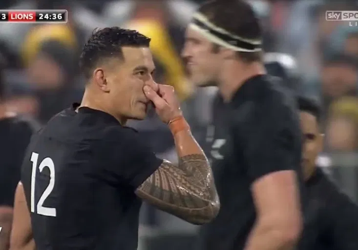 První červená karta pro Nový Zéland od roku 1967! Co udělal ragbista Sonny Bill Williams?