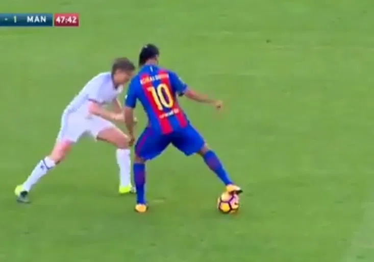 Nestárnoucí Ronaldinho! Jak neuvěřitelně ničil v exhibici legendy Manchesteru United?