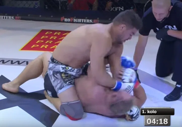 Drsná premiéra v MMA! Kulturista a youtuber Grznár dostal rychlé K.O.