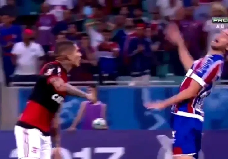 Jako by dostal ránu v ringu. Brazilec zahrál mistrovské divadlo, červené kartě ale neunikl