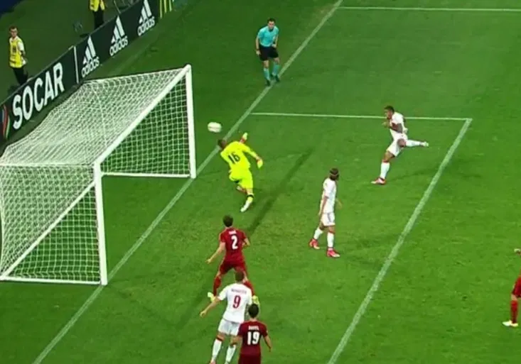 Zalekl se a uhnul balonu. Český gólman Zima je teď pod palbou kritiky