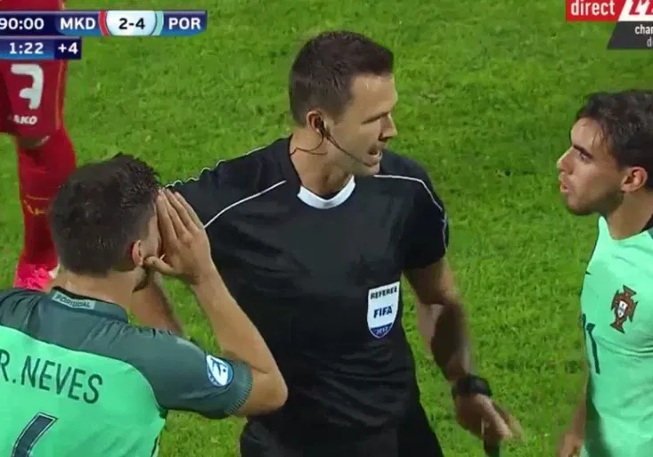 Nejpodivnější červená karta sezony. Slovenský rozhodčí předvedl na ME obrovský úlet!