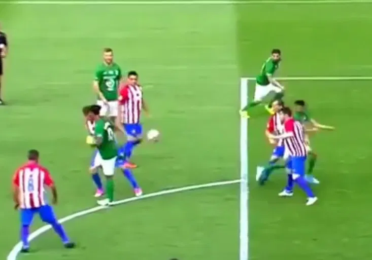 Génius Ronaldinho úřaduje! Jakou parádičkou si podmanil stadión Atlétika Madrid?