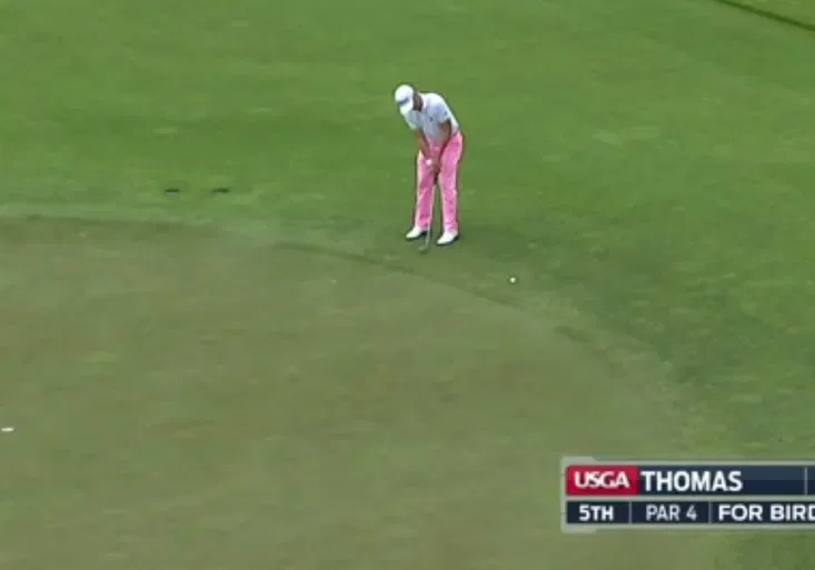 Dokonalý putt! Thomas mířil na opačnou stranu, přesto trefil. Na US Open už je druhý!