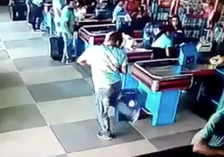 Brazilec ze supermarketu je hitem internetu! Dokonalým fotbalovým trikem vyřešil prekérku u pokladny!