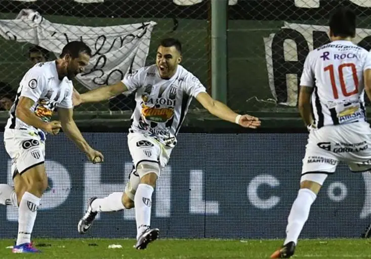 Šílenec v Argentině! Hráč píchal soupeře během hry jehlou na šití! Jaký schytal trest?