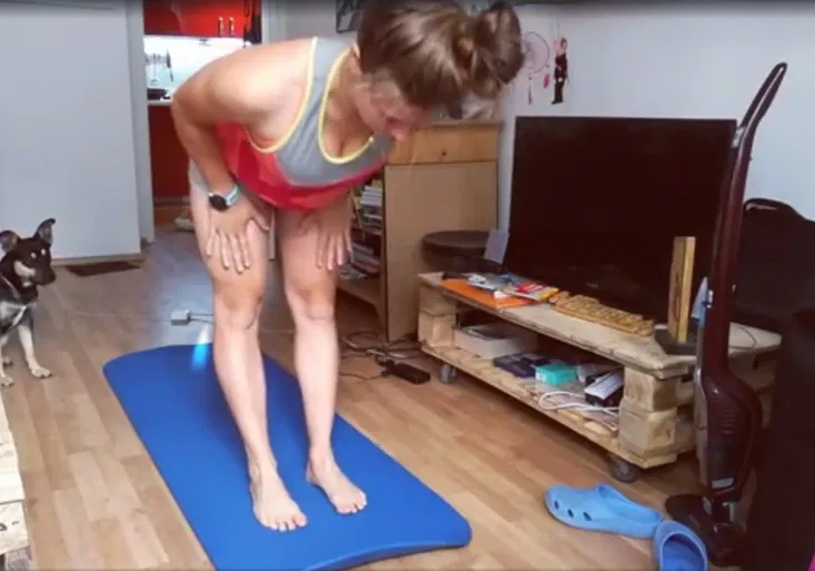 Sexy Evu Samkovou zlobil při protahovačce narušitel! Jak obdivuhodně si poradila?