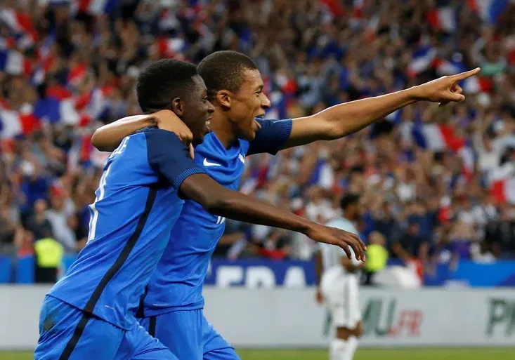 Francie v oslabení porazila Anglii. Jak rozhodlo duo Mbappé – Dembélé?