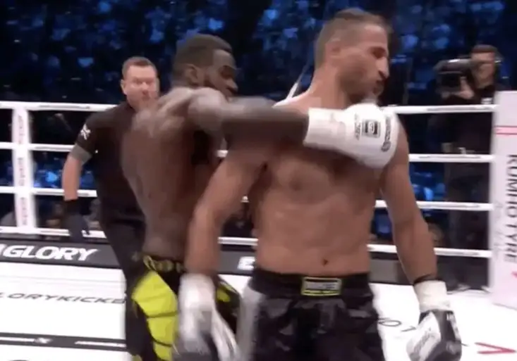 Kickboxer sejmul otočeného soupeře a přišel šok! Naběhli na něj fanoušci