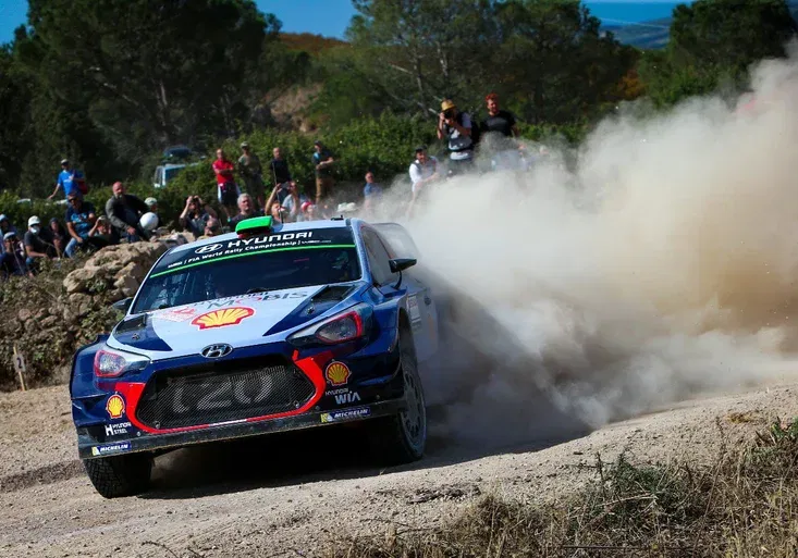 Italské rallye vévodí Paddon. Jak jsou na tom Češi? Sleduje přenosy na O2 TV Sport