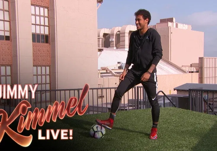 Tohle ještě nikdo nedokázal. Jak Neymar skóroval přes Hollywood Boulevard?