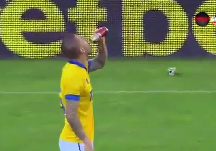 Bulharský bek je hvězdou internetu! Exnul pivko z hlediště a v nastavení vyrovnal!