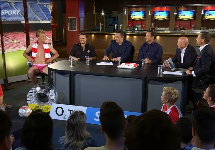 Prohraná sázka v TIKI-TAKA: Rajnoch přišel ve slipech a ukradl Šmicerovi šálu