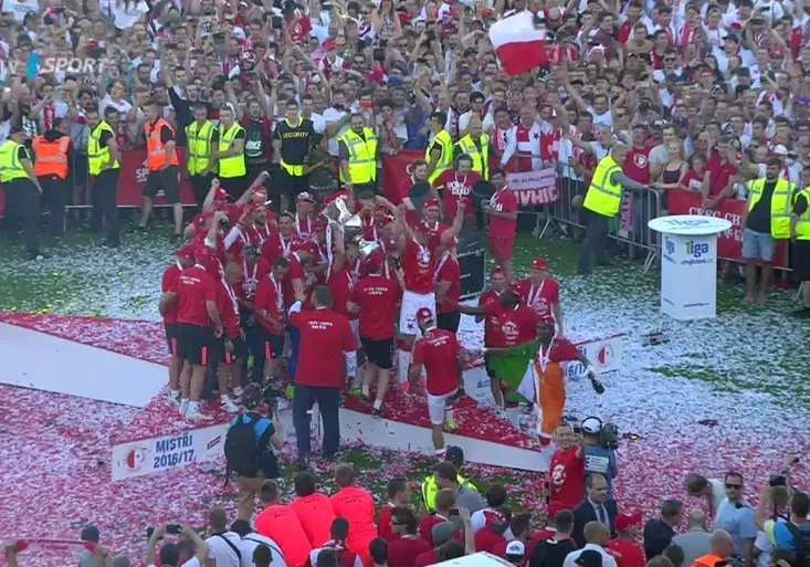 Takhle Slavia jásá s mistrovským pohárem! Co vzkázala zklamaná Plzeň?