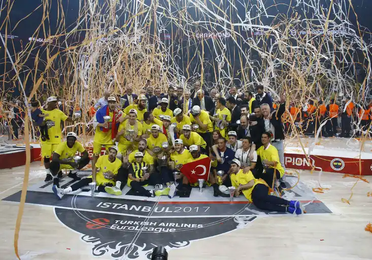 Veselý je šampionem Euroligy! Takhle si užíval s vysněný pohárem