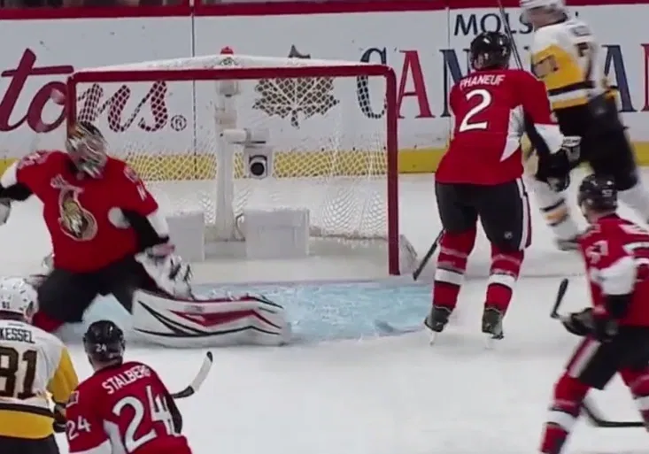 Nešťastník Phaneuf si dal vlastní gól a rozhodl. Proč se mu vysmál Malkin?