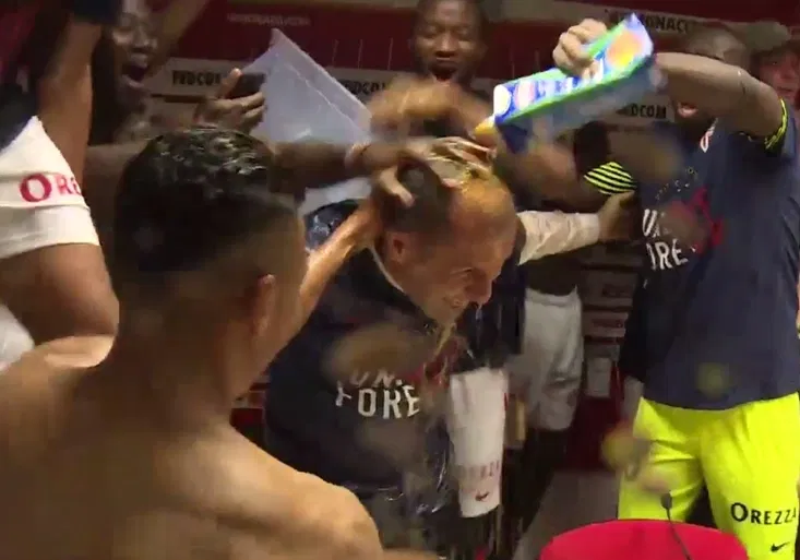 Oslavy titulu na knížecí způsob! Hráči Monaka na tiskovce přepadli trenéra!