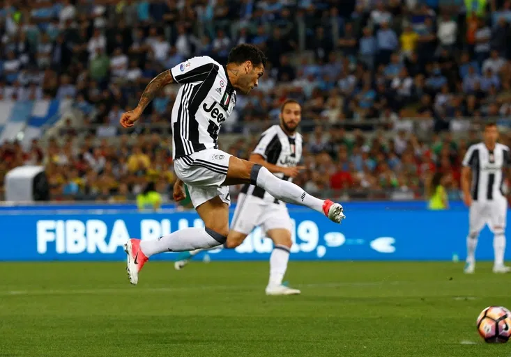 Juventus slaví první trofej sezony! Dani Alves předvedl další úžasný volej