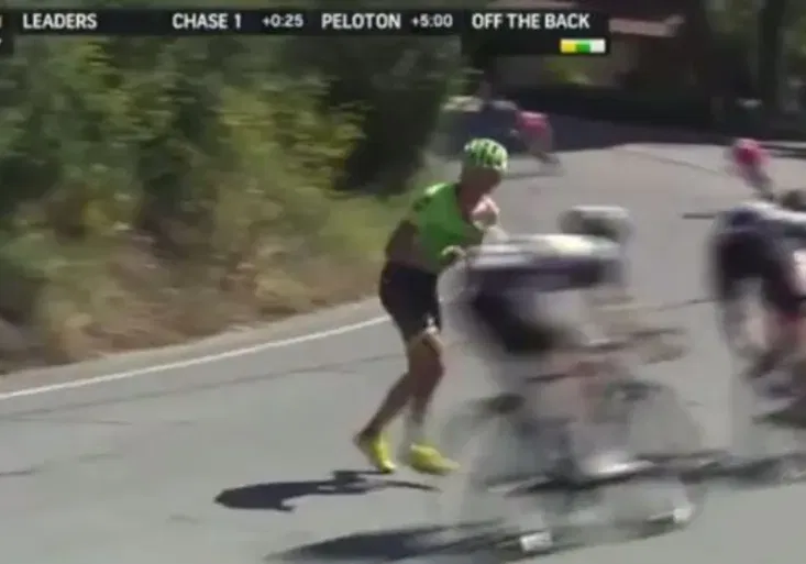 Chvíle hrůzy: Otřesený cyklista se motal po trati, málem jej sejmul peloton