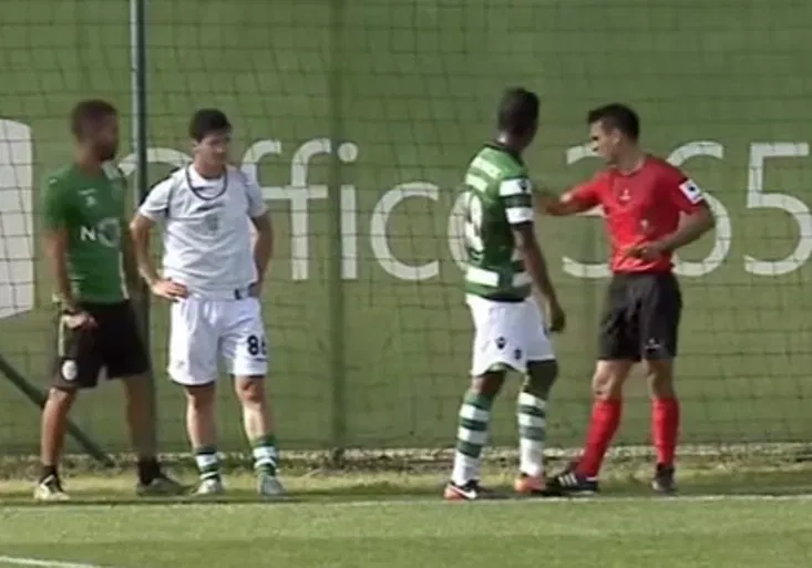 Fotbalový Chuck Norris: Nebyl v zápase, přesto zavinil penaltu!