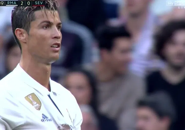 Bombarďák Ronaldo málem rozerval síť! Co mu soupeř provedl s dresem?