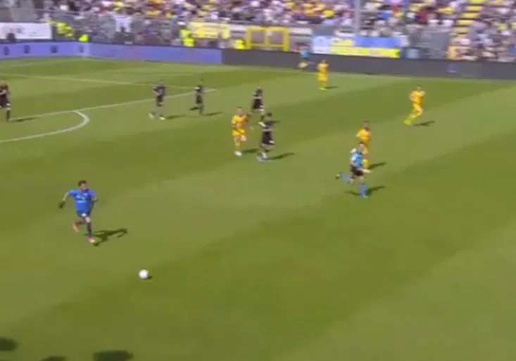 Jako z FIFY! Brankář se odhodlal k úžasnému sólu, pak se chytil za hlavu