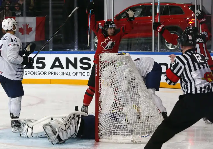 Hrdina Francie Hardy nevěřil vlastním očím. Kanada vyhrála díky kuriózní brance