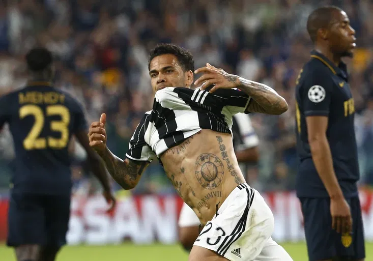 Liga mistrů: Nádherný Alvesův volej pečetil postup Juventusu! Co říkáte na jeho oslavu?