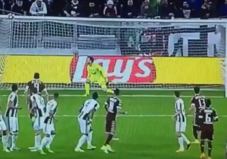 MEGAtrestňák Ljajiče sebral Juventusu oslavy titulu! Buffonův náhradník se jen díval