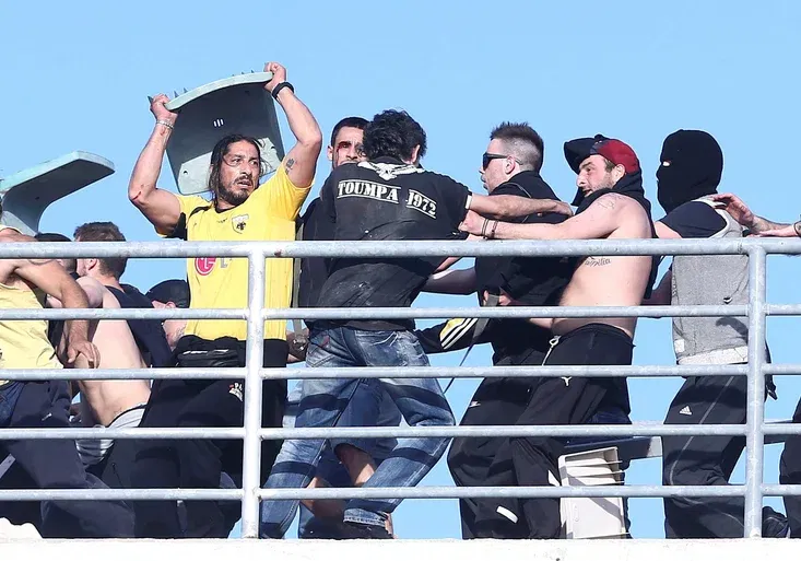 Šílené finále poháru v Řecku! Chuligáni se utkali v brutální bitce! Dva jsou v kritickém stavu