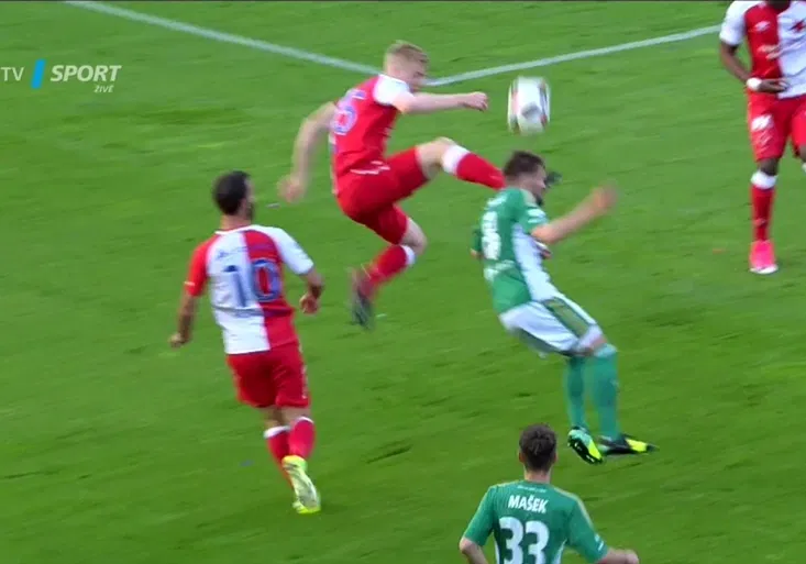 Frydrychovo kung-fu! Obránce šíleně daroval Bohemce penaltu. Nedostal ale ani kartu!