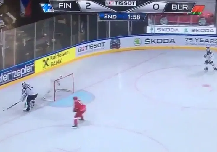 Finský tragéd! Brankář Korpisalo odstartoval MS komickým kiksem proti Bělorusku