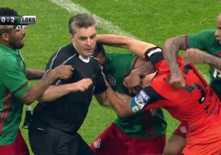 Rudá řežba v Rusku! Ve finále poháru létaly pěsti, 4 červené karty