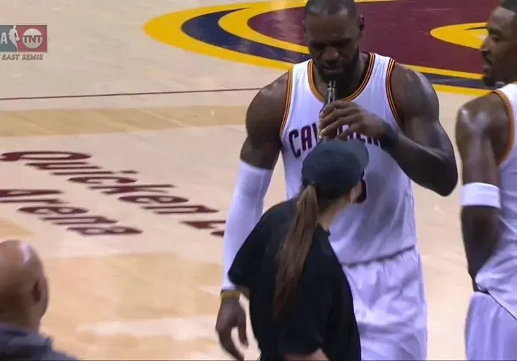 Pivo během hry? LeBron James přepadl prodavačku přímo na palubovce