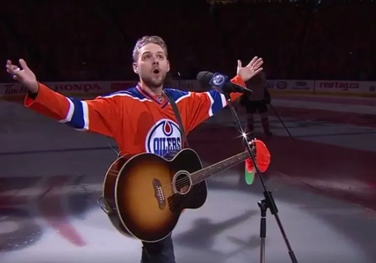 Kouzelná NHL! Zpěvákovi selhal mikrofon, hymnu USA zpívali kanadští fanoušci