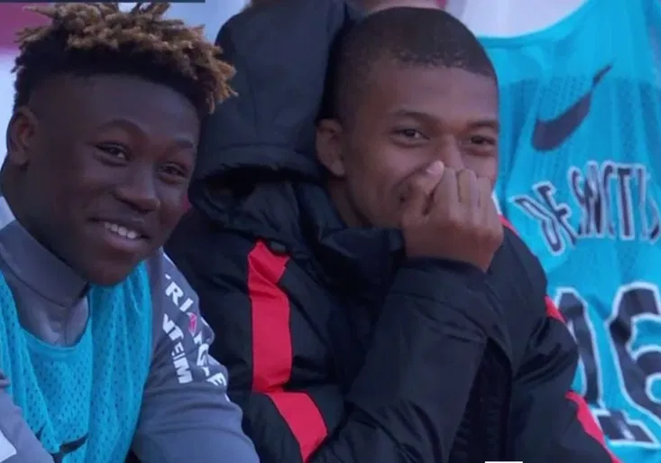 Zázračné dítě z Monaka se baví i na lavičce: „Koukni na obrazovku, kámo!“