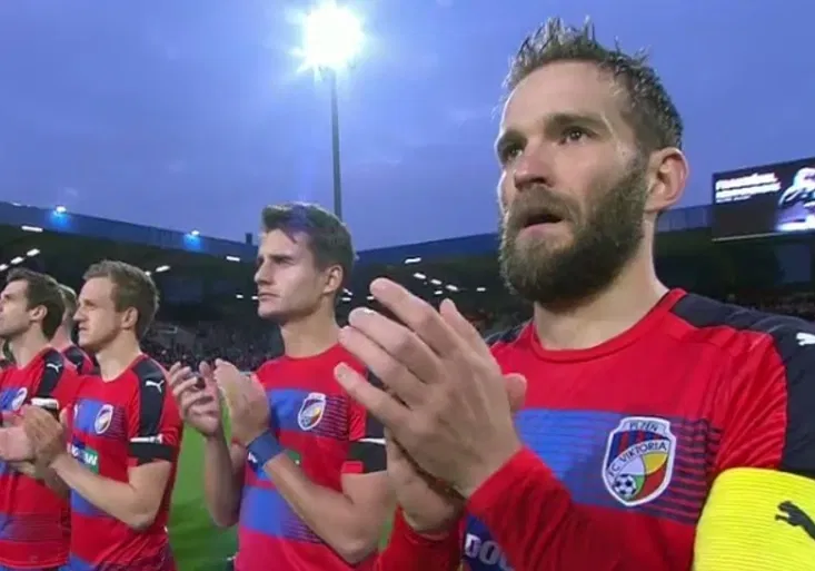 Potlesk do nebe. V Plzni uctili památku Františka Rajtorala, Dukla odjela s porážkou