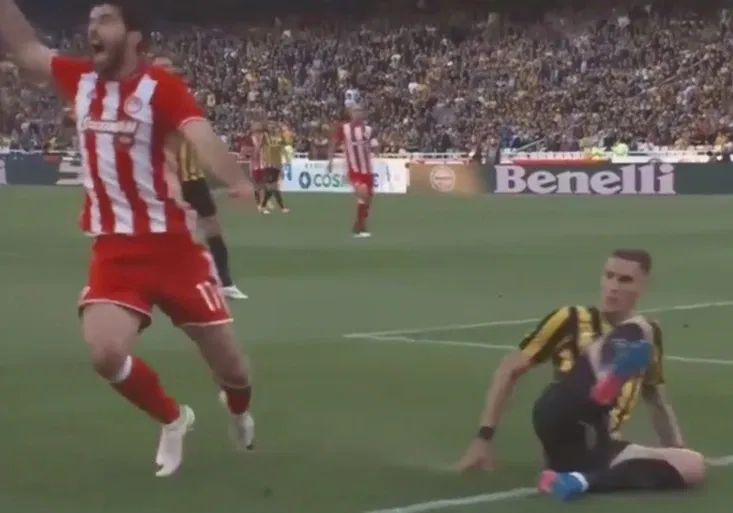 Trapně simuloval, pak seřval sudího. Teď se mu směje celý svět!