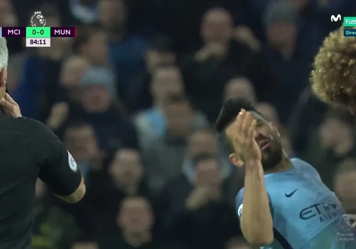 Emoce v derby! Fellaini dal Agüerovi hlavičku, Mourinho o červené pochyboval