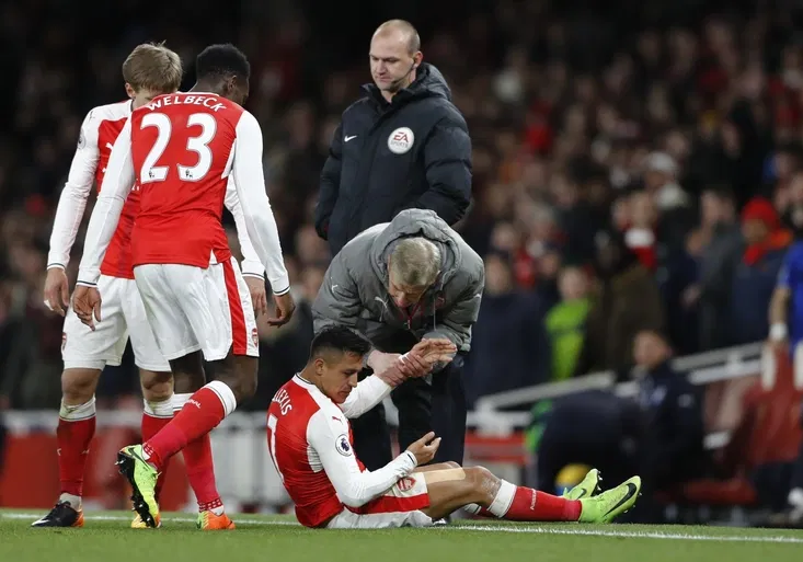 Komedie v Premier League! Alexis Sánchez trapně simuloval, chlubil se svým „zraněním“ na síti