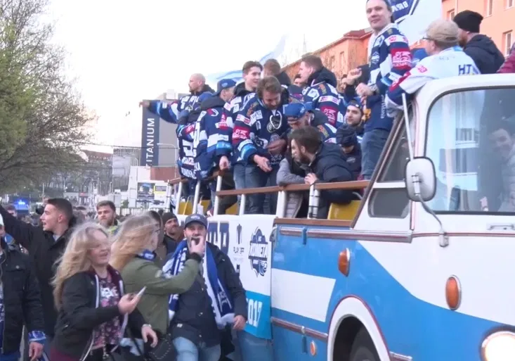 Kolosální oslavy v Brně! Zábranský jezdil na rolbě městem, hráči na starém autobusu!