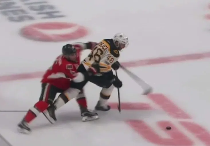 Au! Krejčího vyřadil ošklivý zákrok na koleno. Pastrňák pak odvrátil vyřazení Bostonu