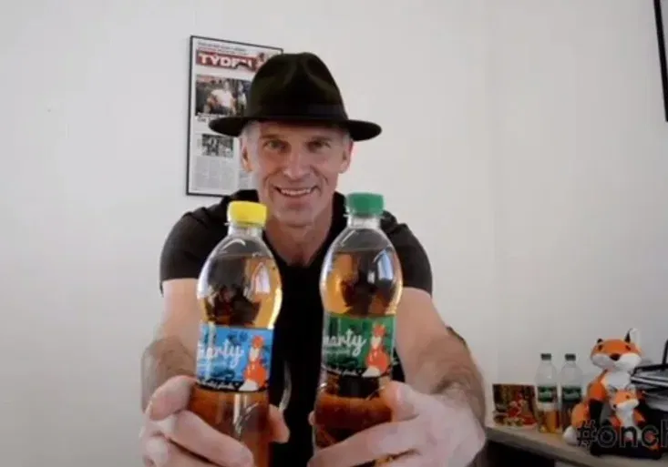 Další úlet Dominátora! Se Smartym hrubě zneuctil zesnulou hokejovou legendu