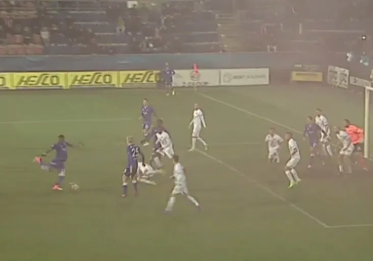 Deli bombou málem protrhl síť a Slavia znovu přeskočila Plzeň! Dukla zametla s Jihlavou