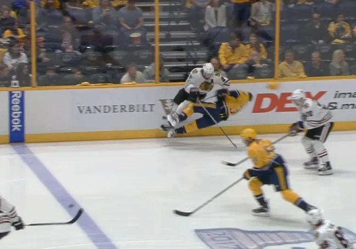 Brutální hit! Obránce Chicaga zrušil Švéda Arvidssona, ten se ale stejně nakonec smál!