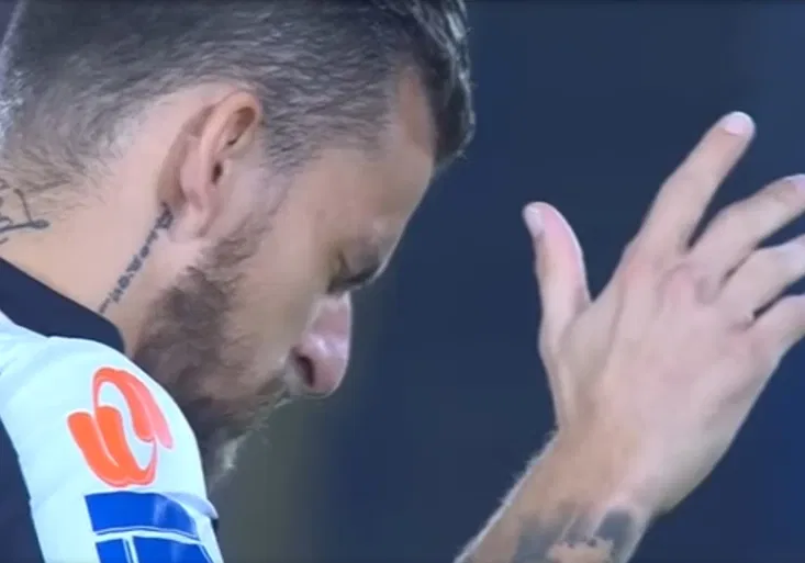 Totál bizár v Kolumbii! Drželi minutu ticha za hráče, který pak odehrál 70 minut!