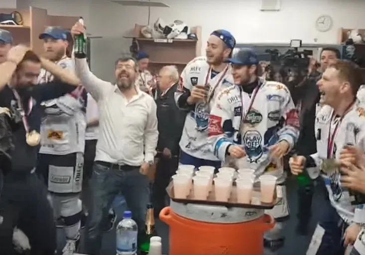 Doutníky, šampaňské i pivní sprcha! Podívejte se do kabiny mistrovské Komety