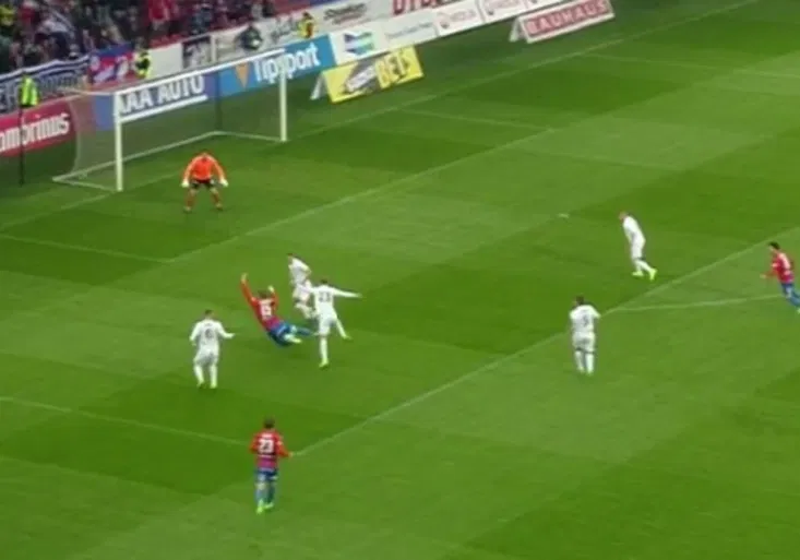 Plzeňský letec Krmenčík! Pro penaltu si chtěl skočit po 1 minutě hry!