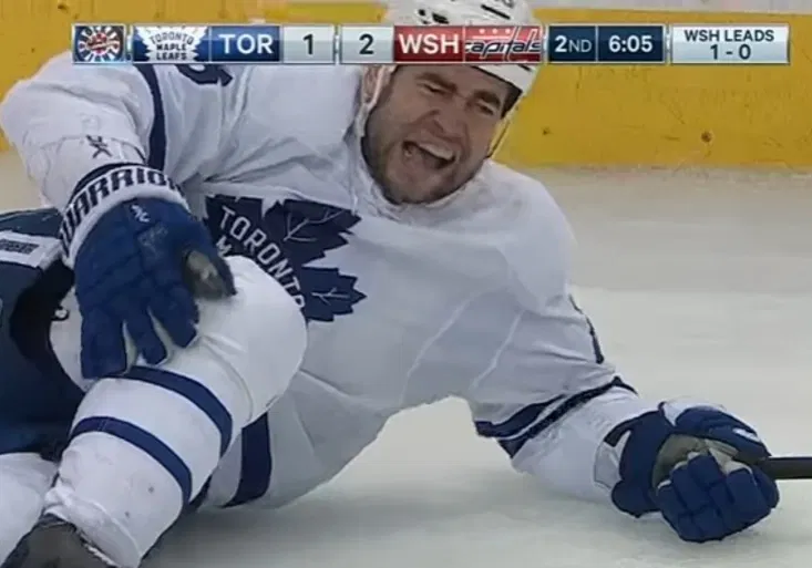 Ošklivé zranění Poláka. Řízný bek skončil po hitu Orpika v bolestech