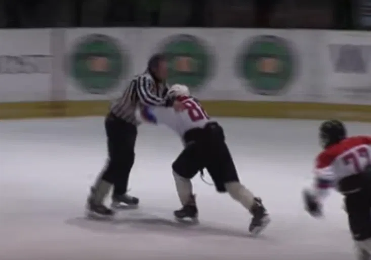 Hokejisté v Mostě zachraňovali rozhodčího před psychopaty z Běloruska